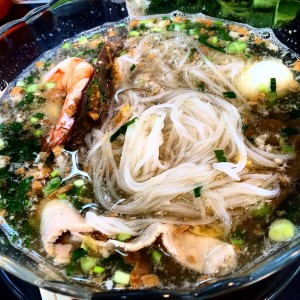 昼はフーティウ。ベトナムにはフォー以外に何種類も麺がある。